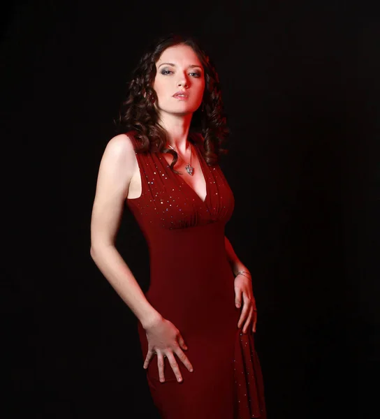 Όμορφη γυναίκα στο κόκκινο φόρεμα με βραδυνό μακιγιάζ — Φωτογραφία Αρχείου