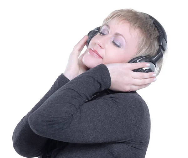 Schöne Frau, die Musik mit Kopfhörern hört. — Stockfoto