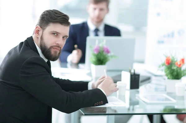 Pewni biznesmen poważnie patrząc na kamery. Zdjęcie z miejsca kopii — Zdjęcie stockowe