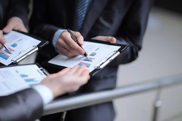 Close up.business team analyse le bénéfice financier de la société — Photo