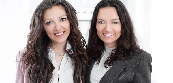 Retrato de dois empregados da empresa — Fotografia de Stock