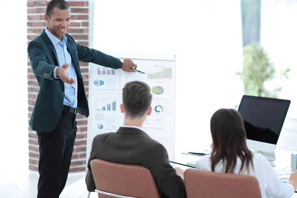 Luidspreker maakt een verslag over de presentatie van het financiële project — Stockfoto