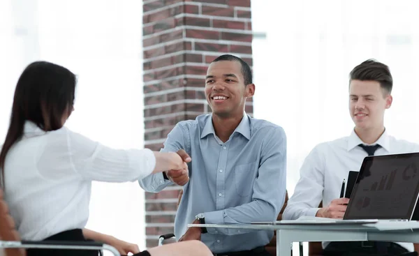 Closeup.a handshake of a Manager and employee in the office. — Stock Photo, Image