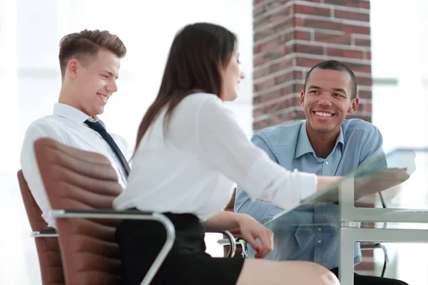 Empleados discutiendo nuevas ideas en el lugar de trabajo —  Fotos de Stock