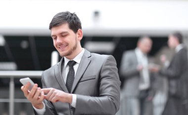 bulanık office arka plan üzerinde yakışıklı işadamı portresi