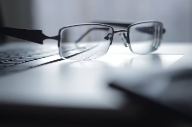 up.Glasses laptop keyboard.photo zekâ üzerinde siyah çerçeve içinde kapatın