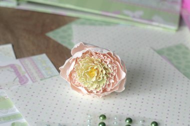 yaratıcı bir arka plan üzerinde parlak boncuk kümesi