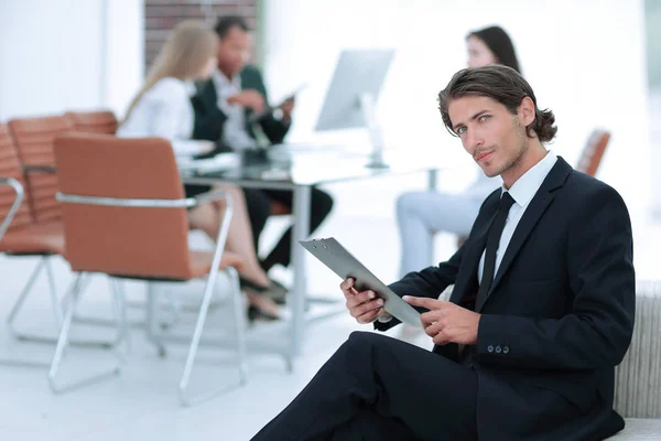 Selbstbewusster Geschäftsmann studiert das Dokument in seinem Büro — Stockfoto