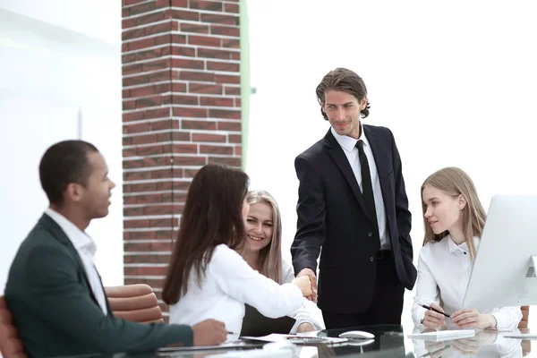 Handshake Manager e cliente in un ufficio moderno — Foto Stock