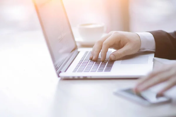 Closeup.businessman escribiendo en laptop.photo con espacio de copia — Foto de Stock