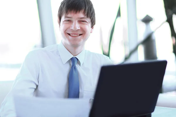 Empregado da companhia que trabalha no computador portátil . — Fotografia de Stock