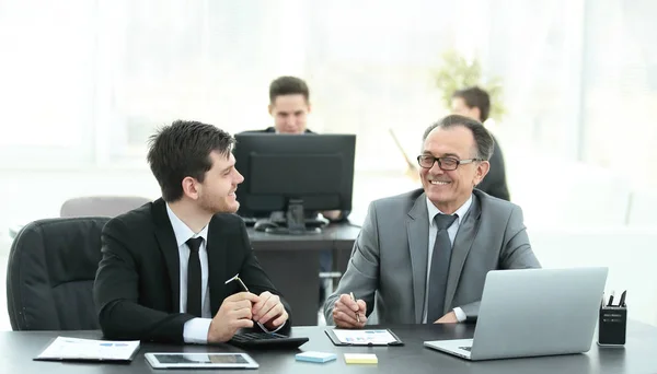 Mensen uit het bedrijfsleven bespreken document voorraad op kantoor — Stockfoto