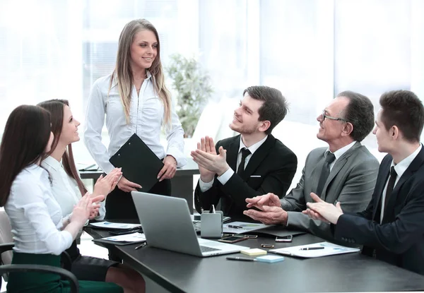 Business team applaudisseert de spreker tijdens de vergadering. — Stockfoto