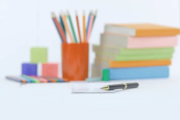 Stift auf verschwommenem Hintergrund von Schulmaterial. Foto mit Kopierraum — Stockfoto