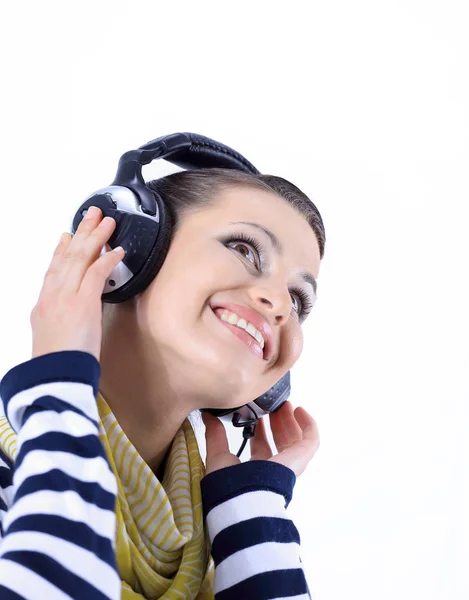 Primer plano. chica con estilo escuchando música con auriculares —  Fotos de Stock