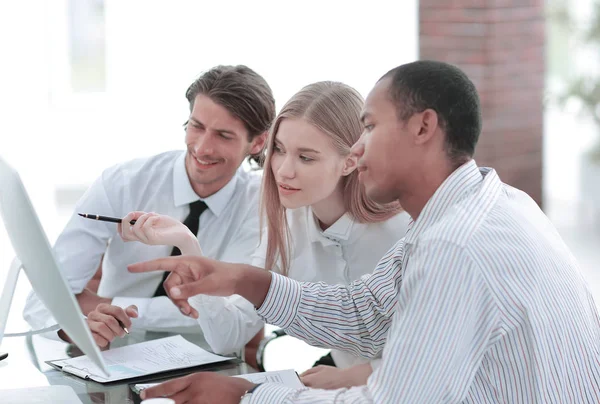 Business team discussing information from the Internet — Stock Photo, Image