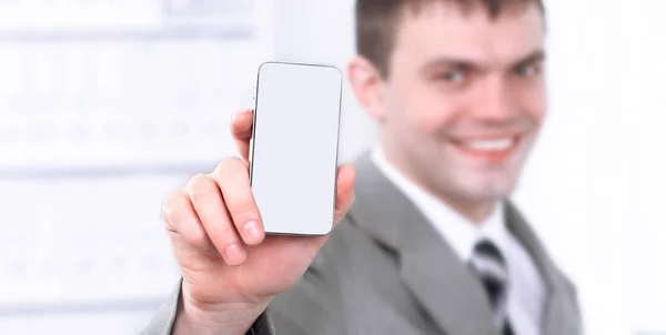 Close up.happy empresário mostrando um telefone móvel — Fotografia de Stock