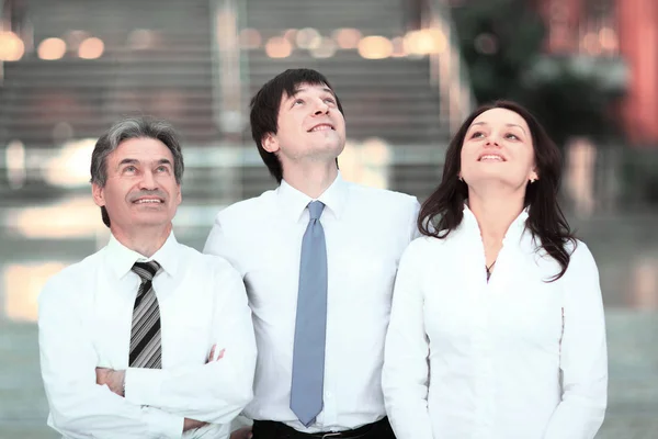 Confident business team looking up at copy space. — Stock Photo, Image