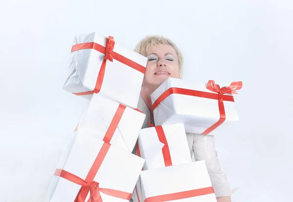 Primer plano de mujer con un montón de cajas de regalo . — Foto de Stock