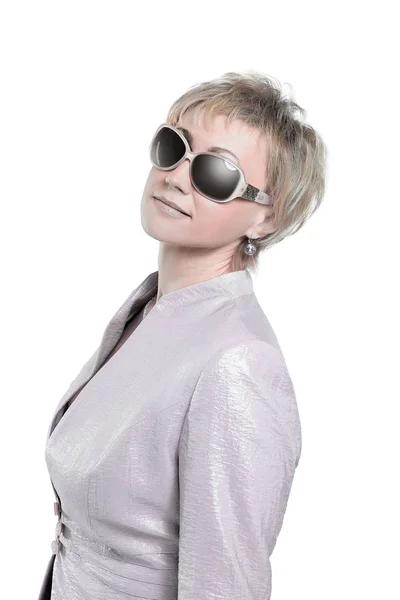 Retrato de una hermosa mujer en un traje blanco y gafas oscuras —  Fotos de Stock