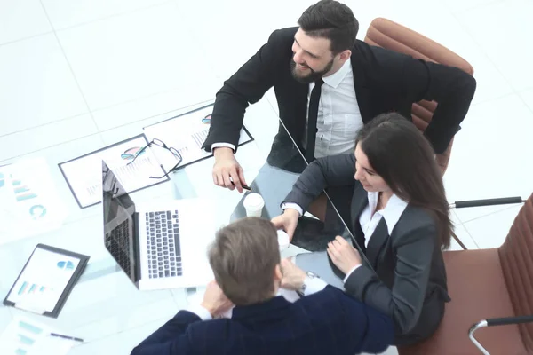 Bovenaanzicht. Business team analyseert financiële gegevens — Stockfoto