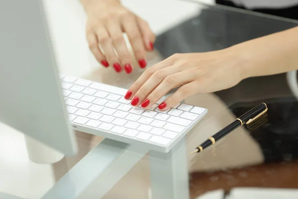 Metin üstünde belgili tanımlık bilgisayar klavye yazarak closeup.business kadın. — Stok fotoğraf