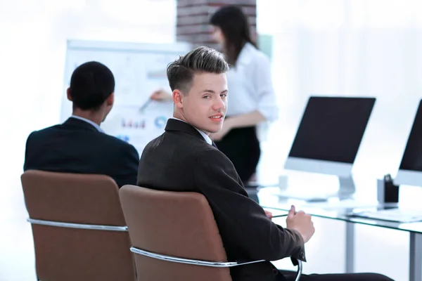 Empleado de la empresa en el fondo del equipo de negocios —  Fotos de Stock