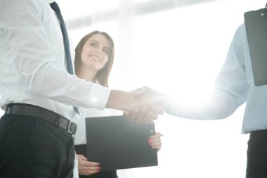 El sıkışan ve görüşme bitiyor iş adamları.