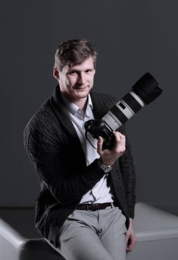 yaratıcı fotoğrafçı bir ofis chair.isolated gri arka plan üzerinde oturan