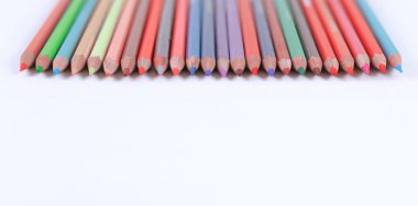 renkli kalemler .isolated bir beyaz dizi