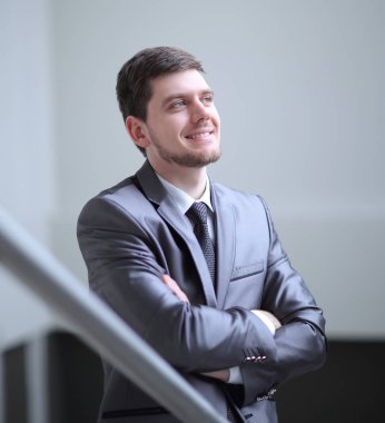 arka view.thoughtful işadamı ofis pencereden dışarı bakarak