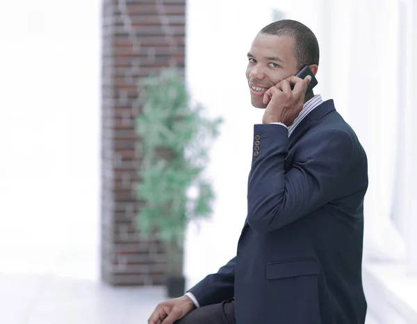 Gerente hablando por teléfono móvil en la oficina — Foto de Stock