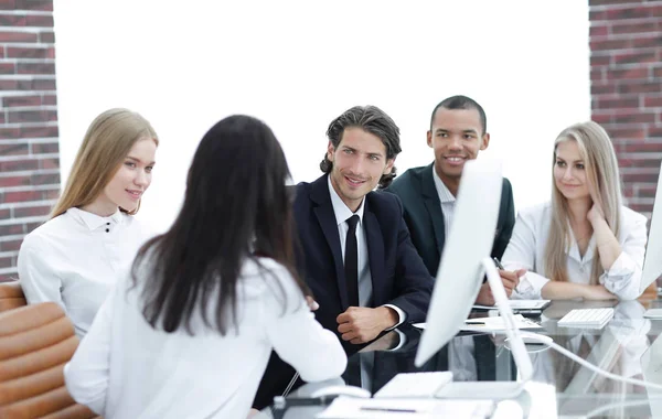 Handdruk Zakelijke Vrouwen Met Zakenpartner Het Onderhandelingsmandaat Table Concept Van — Stockfoto