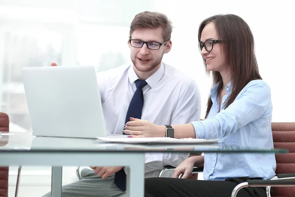 Pareja de negocios mirando screen.photo portátil con espacio de copia — Foto de Stock