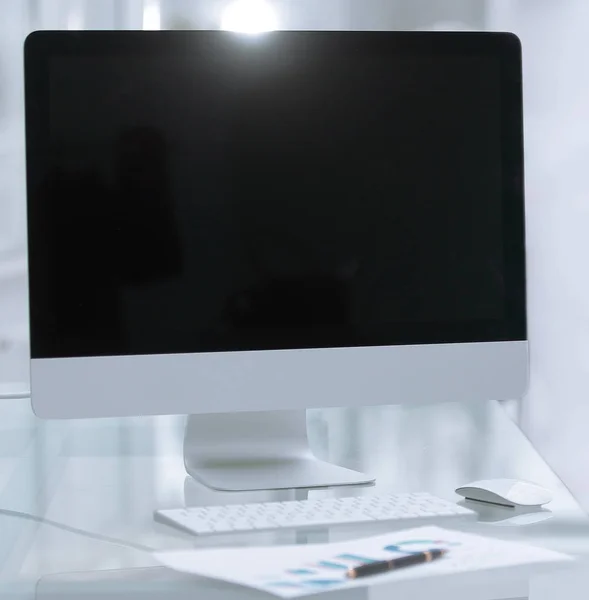关闭. 计算机与黑色空白屏幕和财务图表在桌面上 — 图库照片