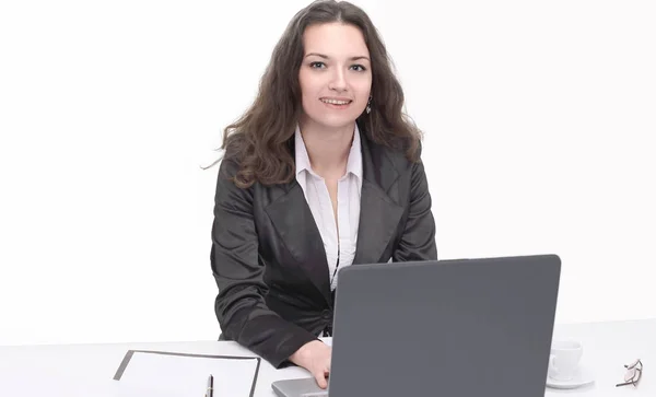 Geschäftsfrau arbeitet am Laptop und sitzt an ihrem Schreibtisch — Stockfoto