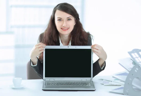 Mulher gerente está mostrando em um laptop — Fotografia de Stock