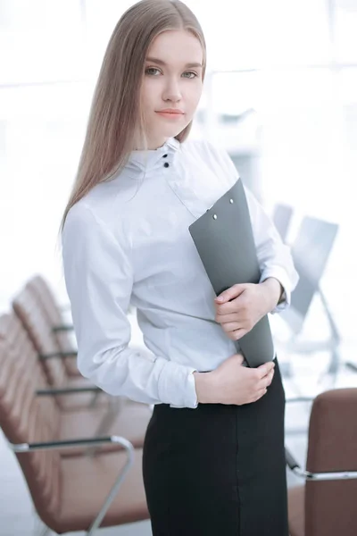 Zakenvrouw met documenten op de achtergrond van het Bureau — Stockfoto