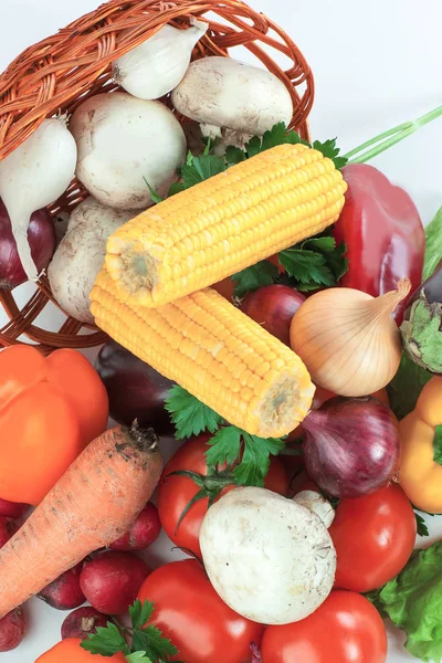 Closeup Mushrooms Szeroki Wybór Świeżych Warzyw Basket Isolated Wiklina Białym — Zdjęcie stockowe