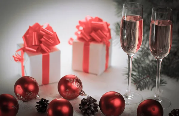 Due bicchieri con champagne e regali di Natale a Natale — Foto Stock