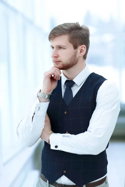 Portret biznesmena patrzącego przez okno — Zdjęcie stockowe