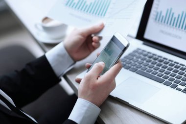 Finans ve banka kullanan closeup.business kişi internet üzerinde