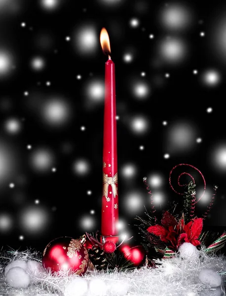 Vela y composición navideña sobre fondo negro — Foto de Stock