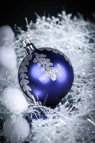 Brillante palla di Natale blu su uno sfondo nero . — Foto Stock