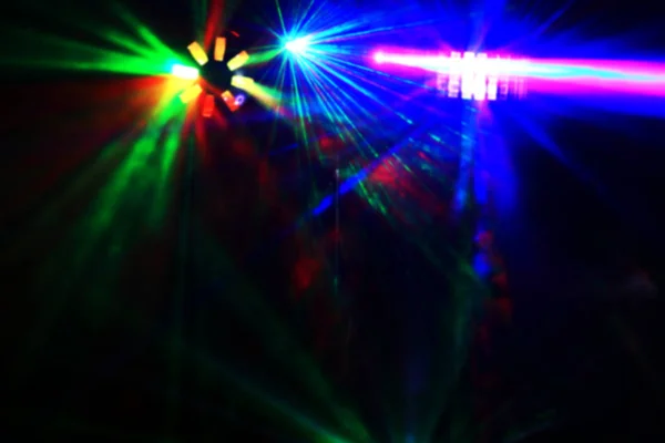 Лазерные лучи с яркими огнями на диско в тумане — стоковое фото