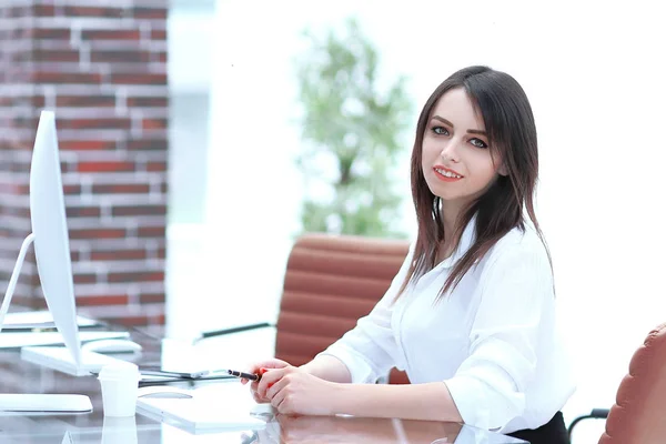 Femeie de afaceri încrezătoare care stă în spatele unui birou — Fotografie, imagine de stoc
