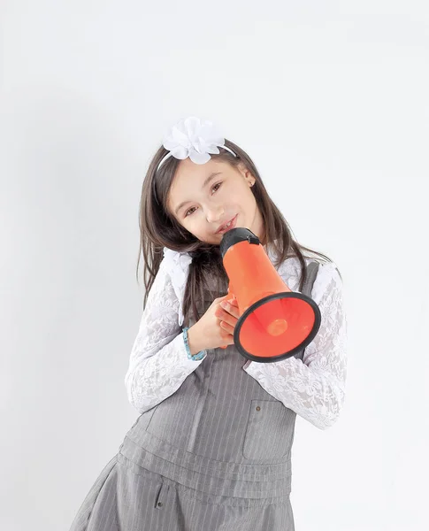 Kleines Mädchen mit rotem Megafon. Isoliert auf weißem Hintergrund — Stockfoto