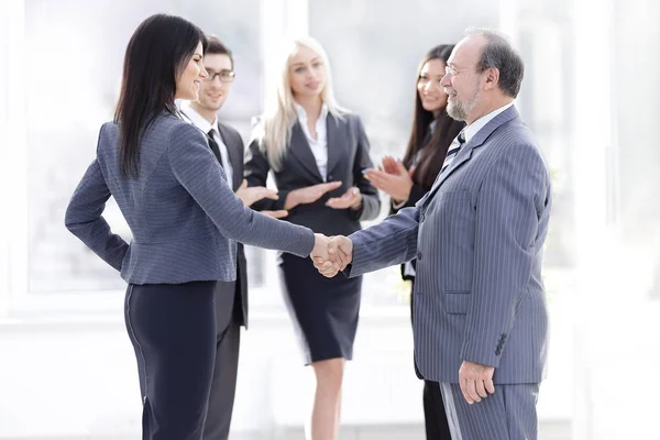 ビジネスマン、ビジネス女性の握手 — ストック写真