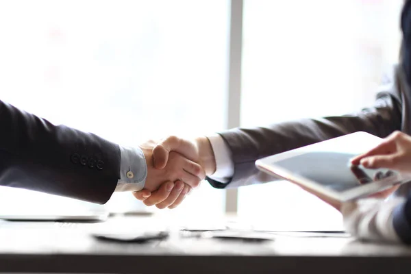 Handdruk van zakelijke partners op de bijeenkomst in het kantoor — Stockfoto