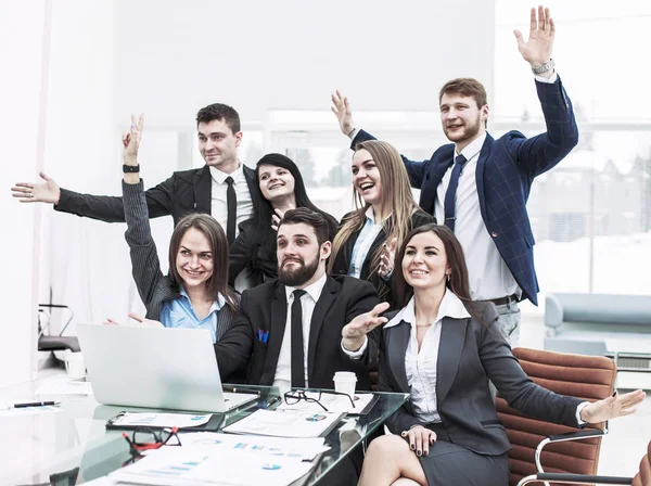 Team di lavoro con le mani in alto e votando per il processo decisionale vicino al desktop — Foto Stock